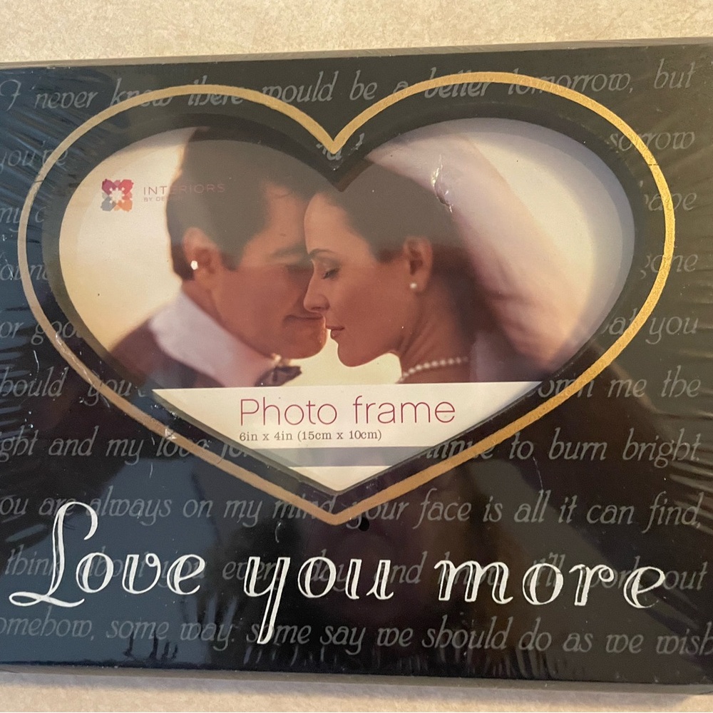 Elegant Heart-Shaped Black and Gold Photo Frame